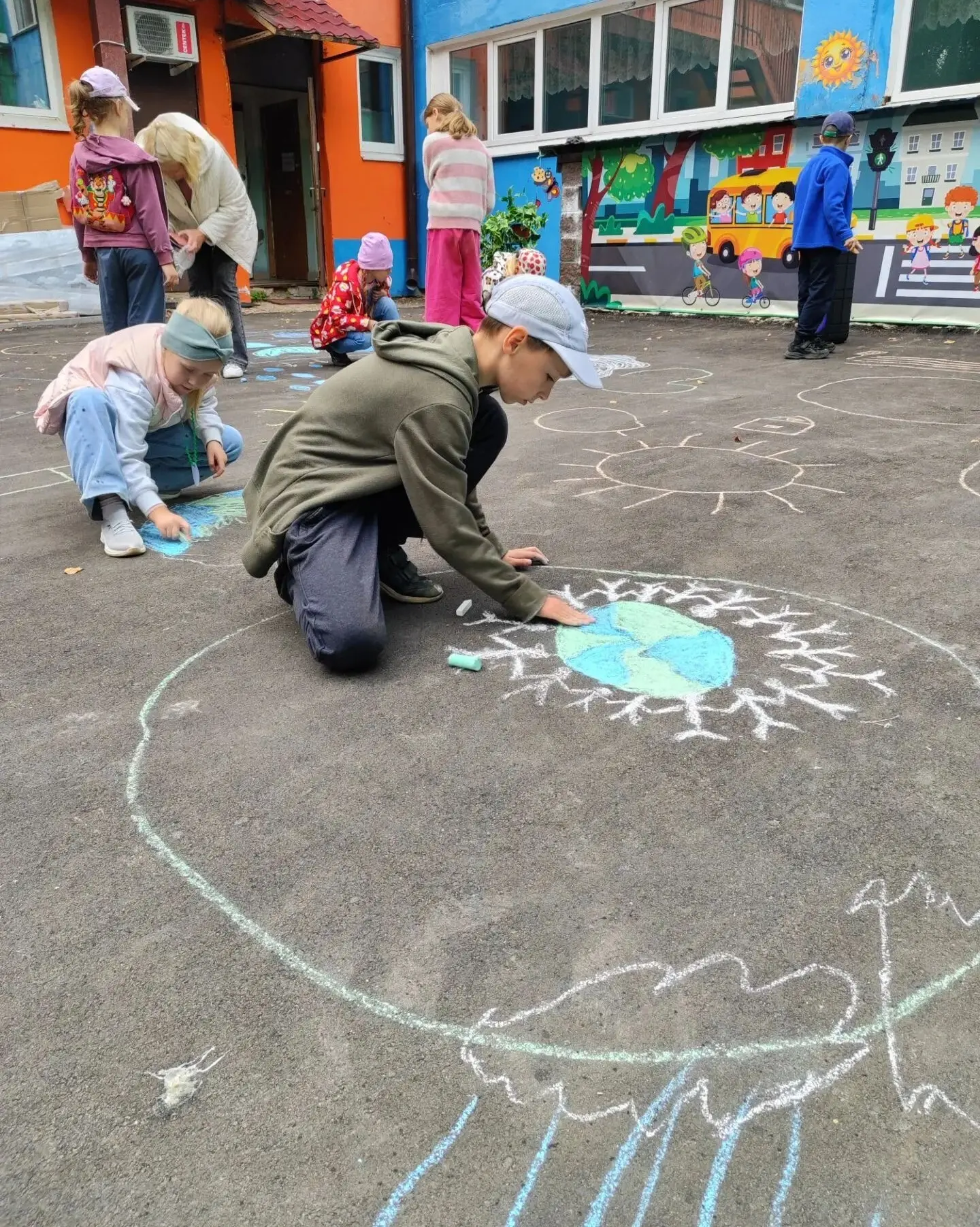 🌈💥🌍 Замечательный конкурс рисунков на асфальте «Чистый мир» прошел в детском центре ...
