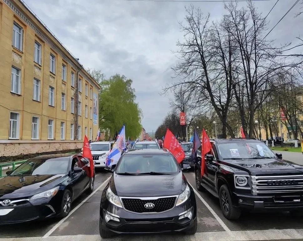 В преддверии Дня Победы в Осинниках прошёл автопробег 🇷🇺  Каждый год накануне 9 мая автомобилисты в 