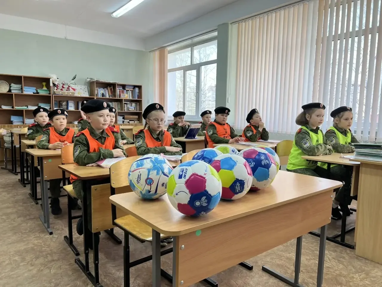 МОБУ СОШ с. Засечное: «Футбол помогает».  Ученики 2В кадетского класса МОБУ СОШ с. Засечное приняли 