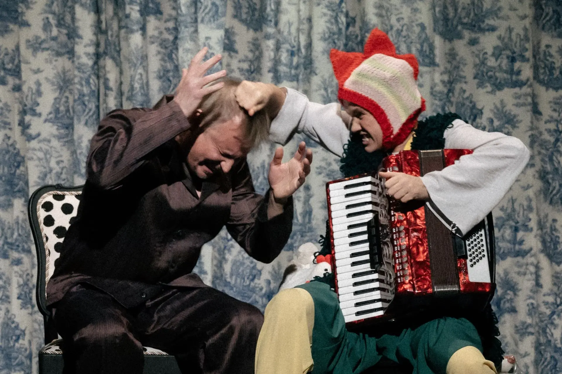Иногда лучший план на вечер — не решать глобальные проблемы, а просто прийти в театр. П...