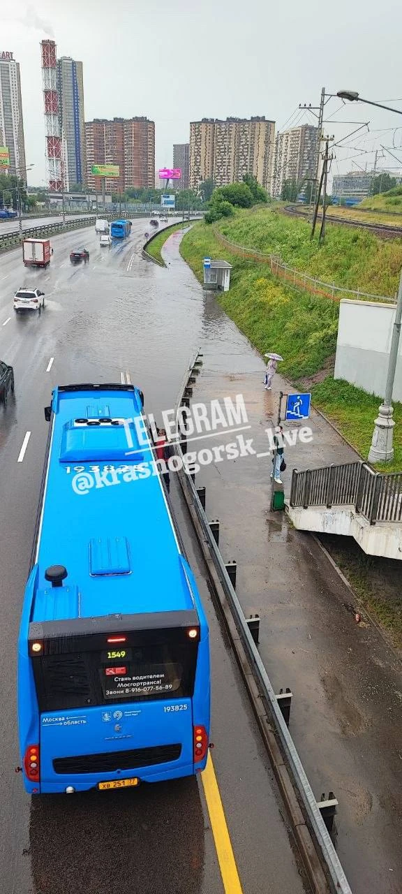 💦 Остановка МЦД Пенягино в сторону области после дождя ушла под воду.
Уровень воды оказался таким, 