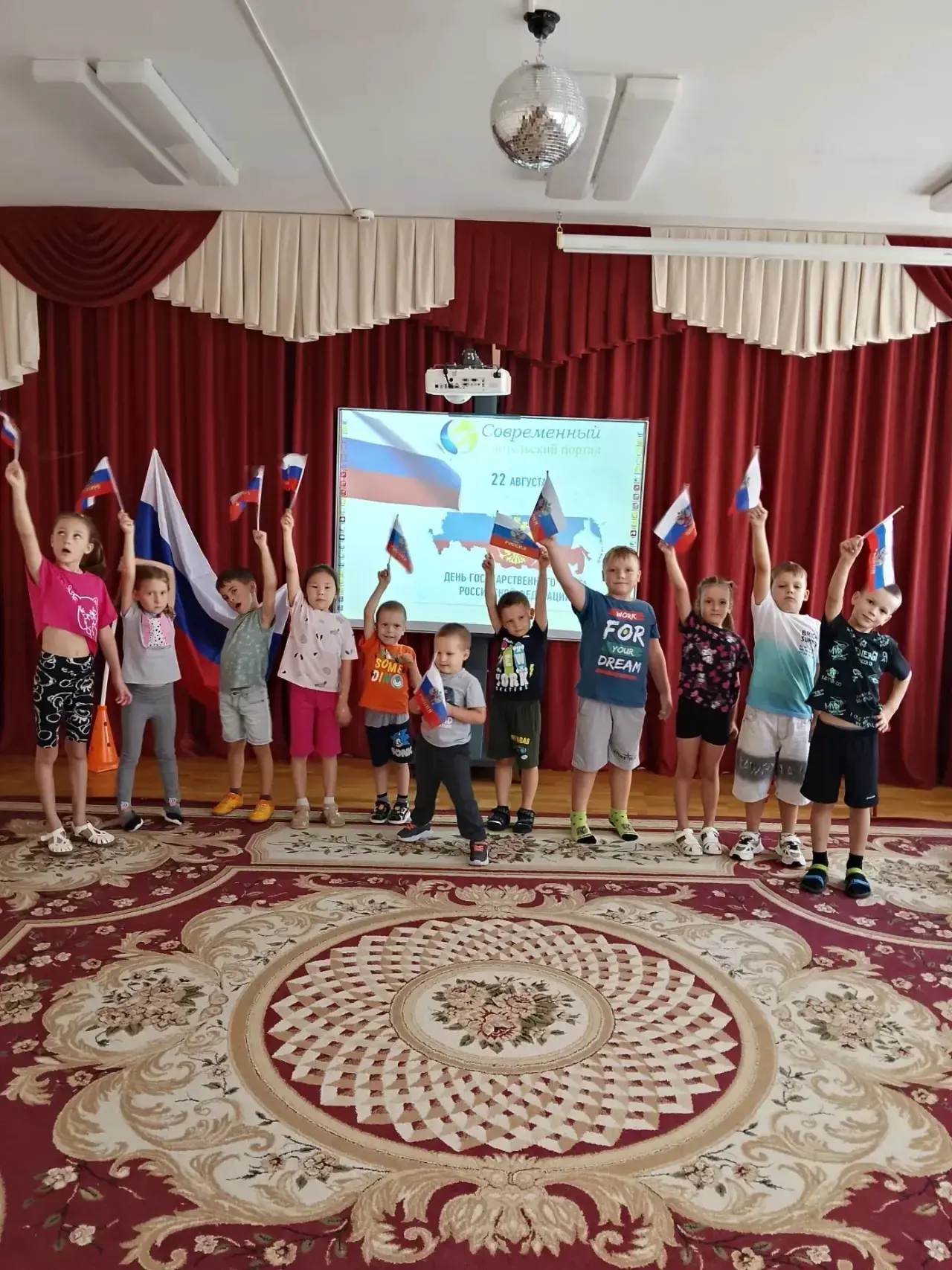 🇷🇺 День Государственного флага России в нашем саду!