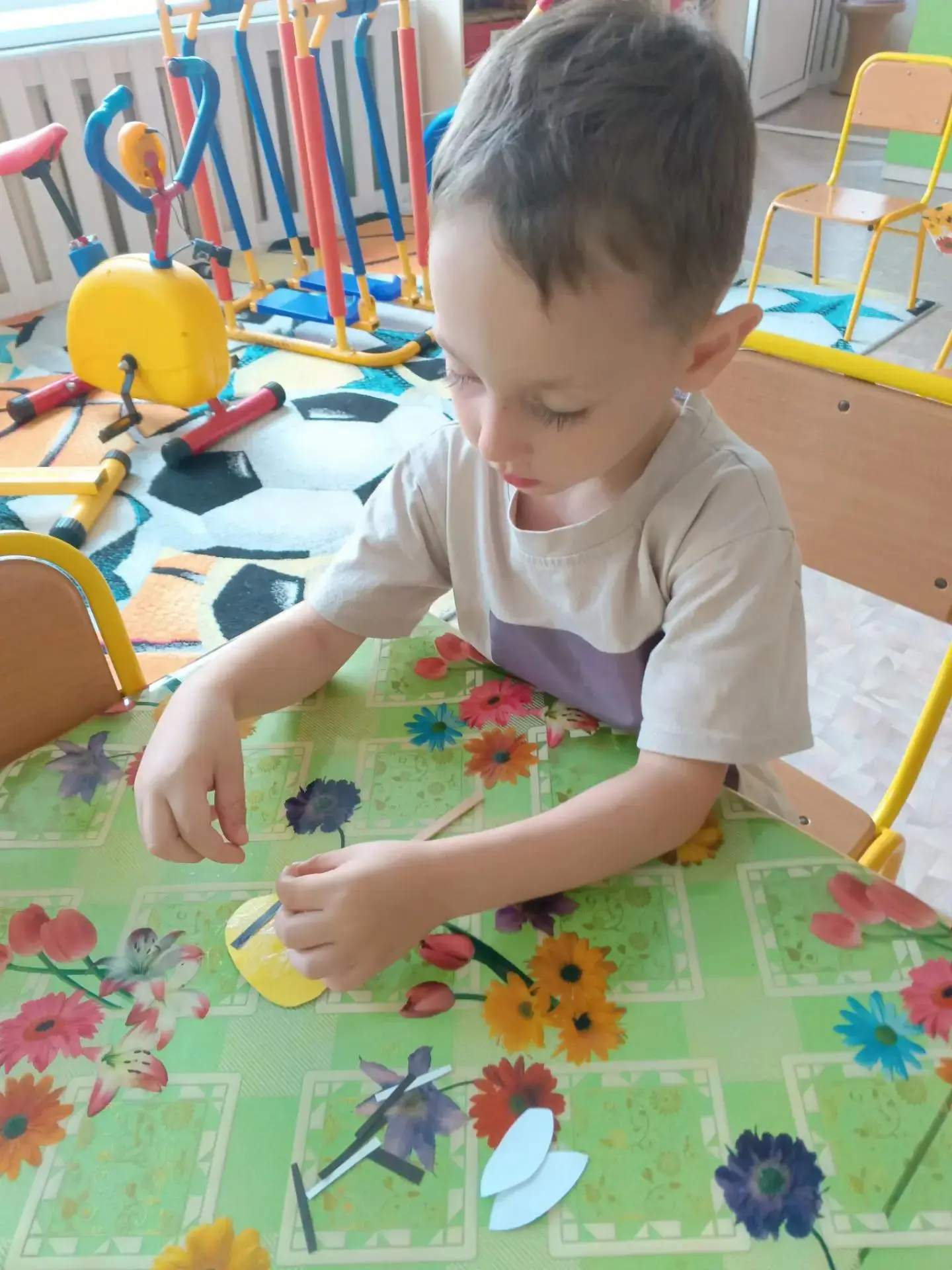 💥Сегодня в группе "Зайчик" 🐰, ребята сделали аппликацию пчелы.🐝