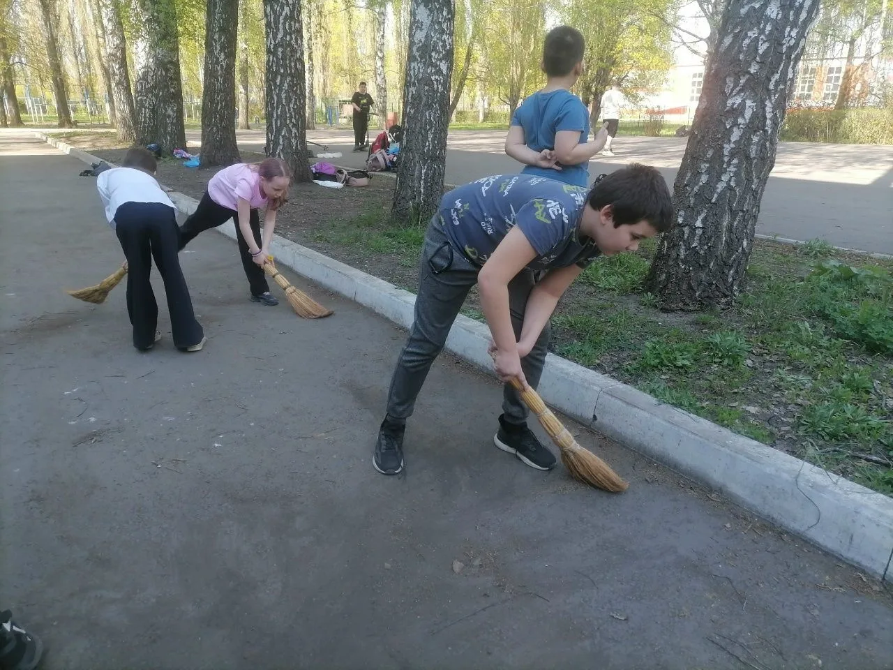 2 А класс в деле#уборкашкольнойтерриритории_школа14 #субботник_школа14