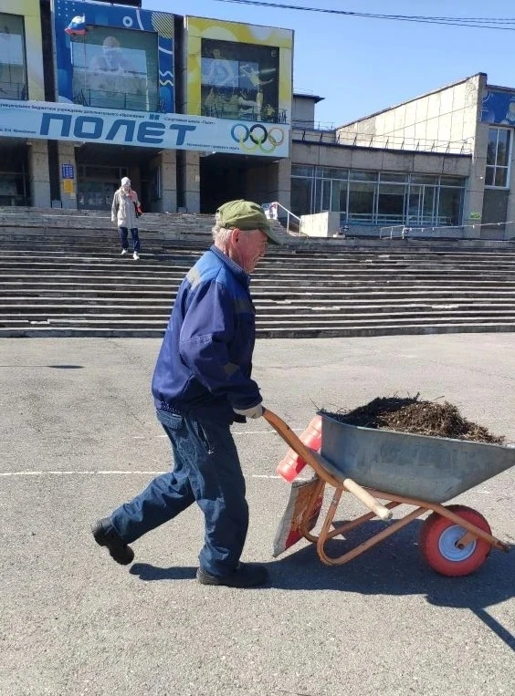 Двухмесячник по весенней уборке города продолжается  Вот так дружно вышел сегодня на уборку своей те