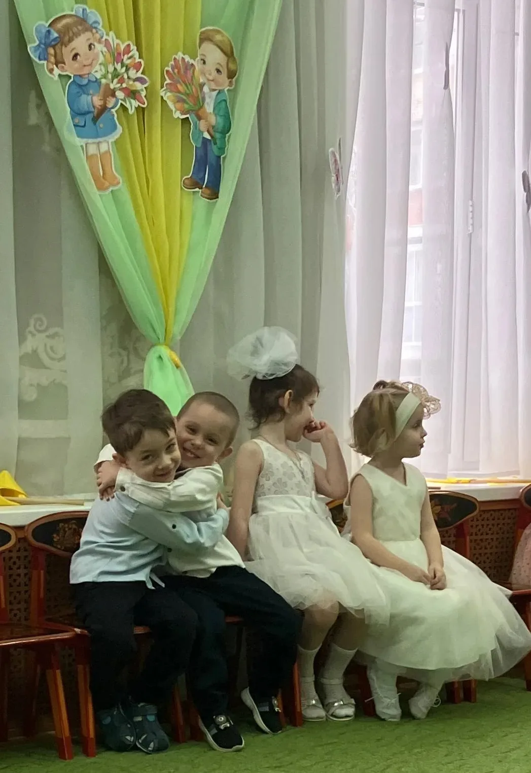 А вот и очередь малышей поздравлять мам и бабушек с наступающим 8 марта!🌸🎉 Дети сияли улыбками, радо