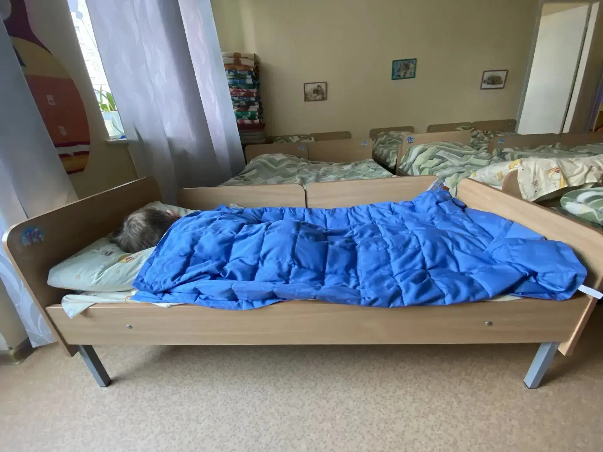 «Объятия без объятий»: в детском саду №15 появились утяжеляющие одеяла и жилеты для детей с РАС.
 
И