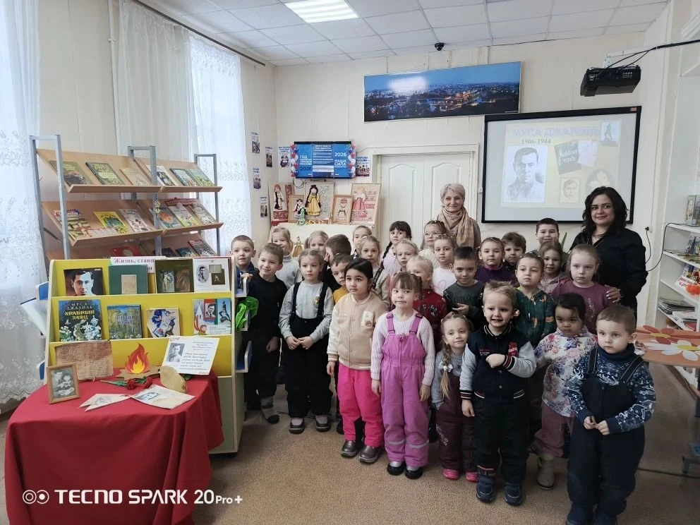 Сегодня дети разновозрастной и подготовительной группы посетили Детскую библиотеку имен...