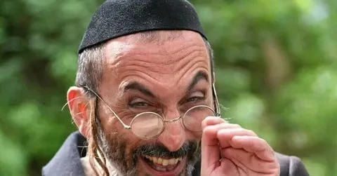 - А у вас в роду были евреи?
- Нет, что вы! Я первый.

ЕВРЕЙСКИЙ ДВОРИК 😁