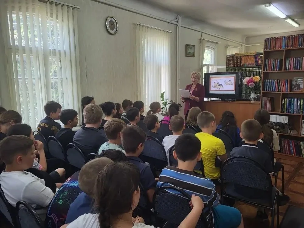 В пришкольном лагере прошло экологическое мероприятие — ребята уютно устроились и с интересом слушал