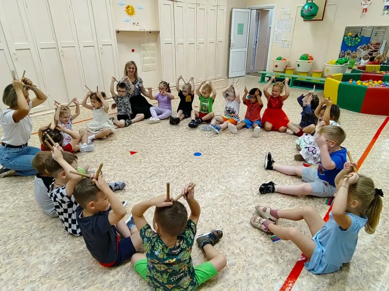 Вчера к нашим малышам приходили любимые герои из сказки «Колобок»! 😍