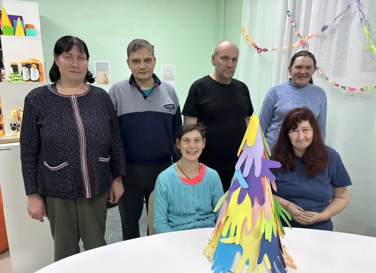 Коллективная творческая работа, делали свою ёлочку, самостоятельно, при помощи техники отпечаток лад
