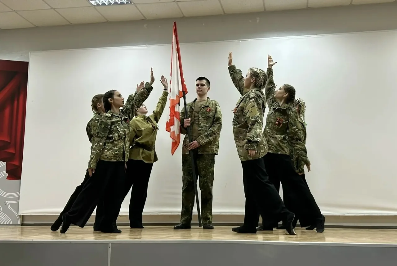 🌸81-я весна ожила в звуках 🎶  💥 В преддверии священного праздника старшеклассники нашей школы устрои