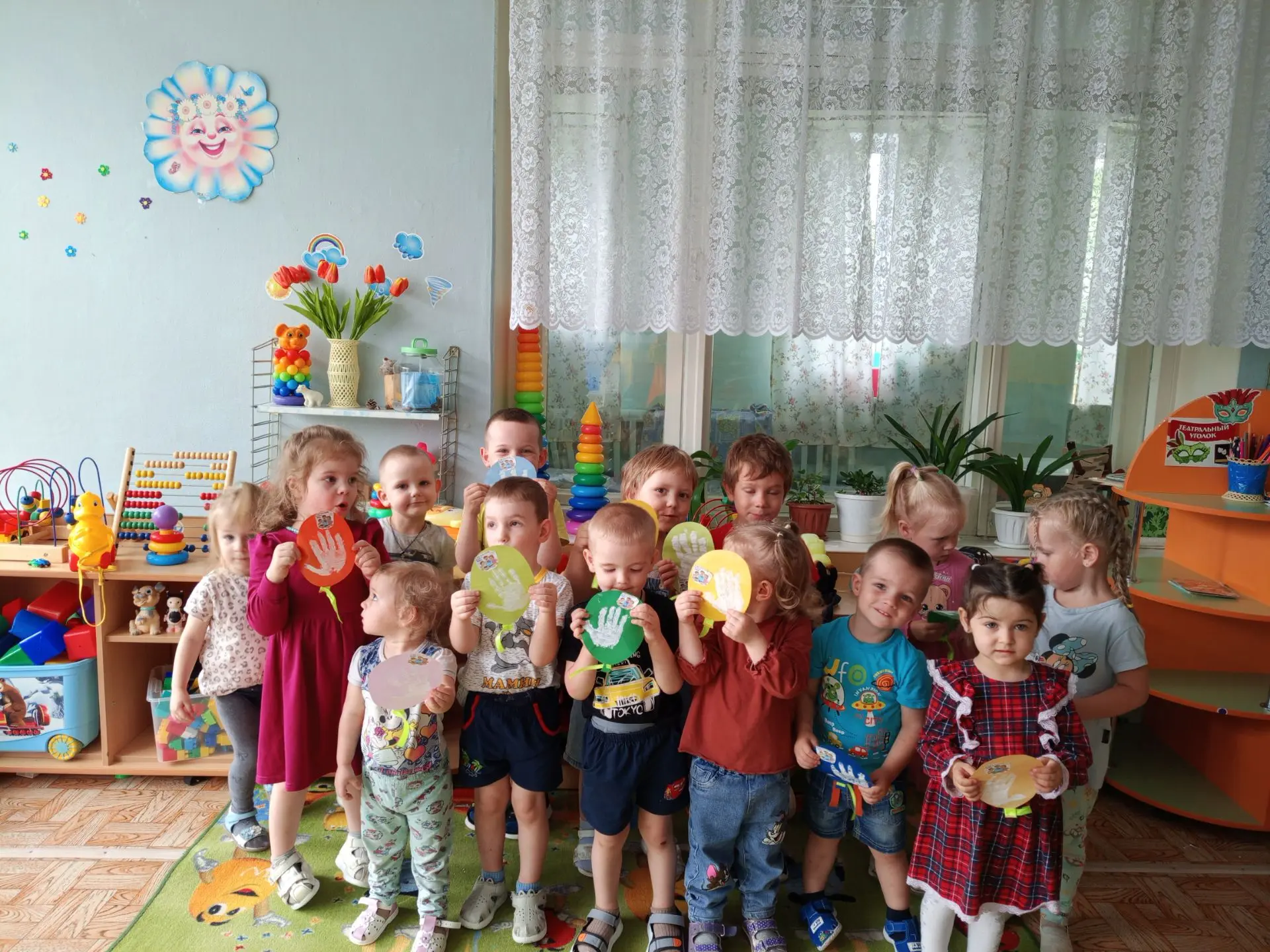 Накануне праздника "День отца" воспитанники младшего дошкольного возраста изготовили открытки для св