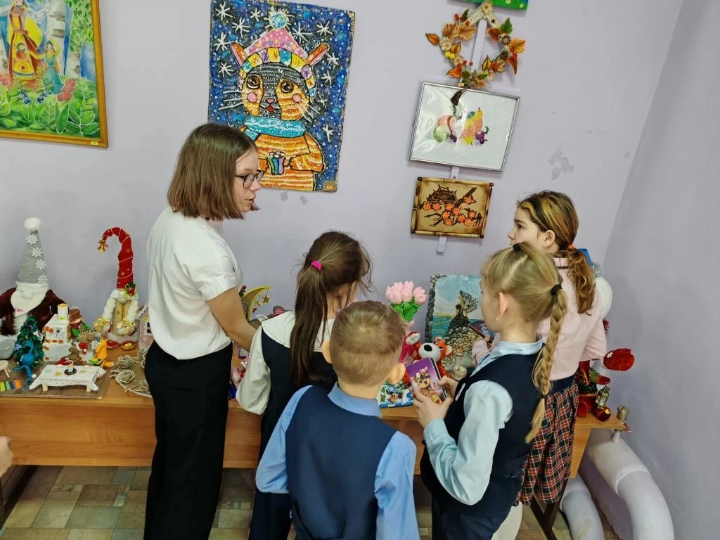 🎉 ТВОРЧЕСТВО НА ВЫСТАВКЕ ПРИКЛАДНОГО ИСКУССТВА   ✨ Недавно 4 «Б» класс совершил незабываемое путешес
