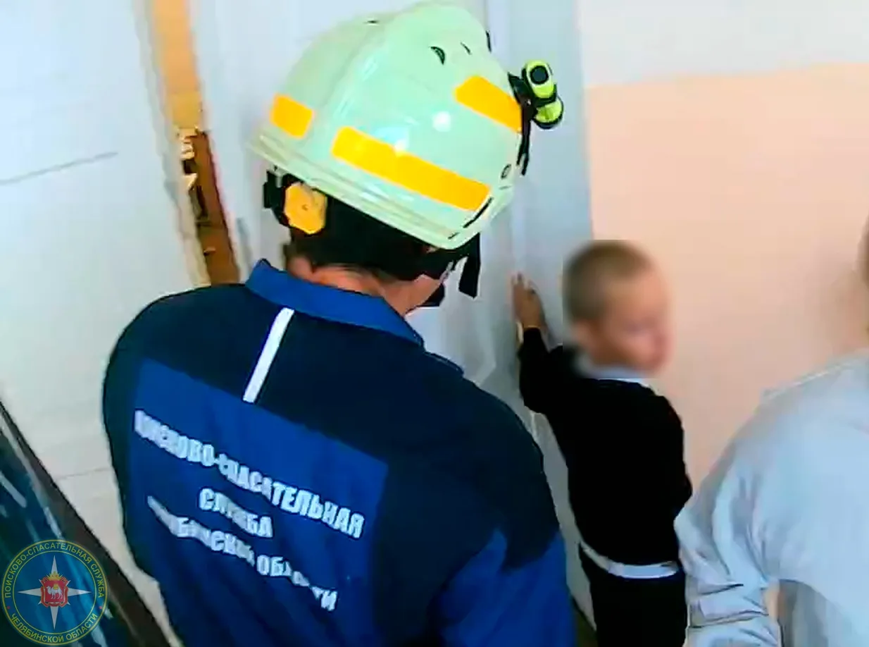 В магнитогорской школе спасатели освободили кисть шестилетнего мальчика, зажатую в двер...