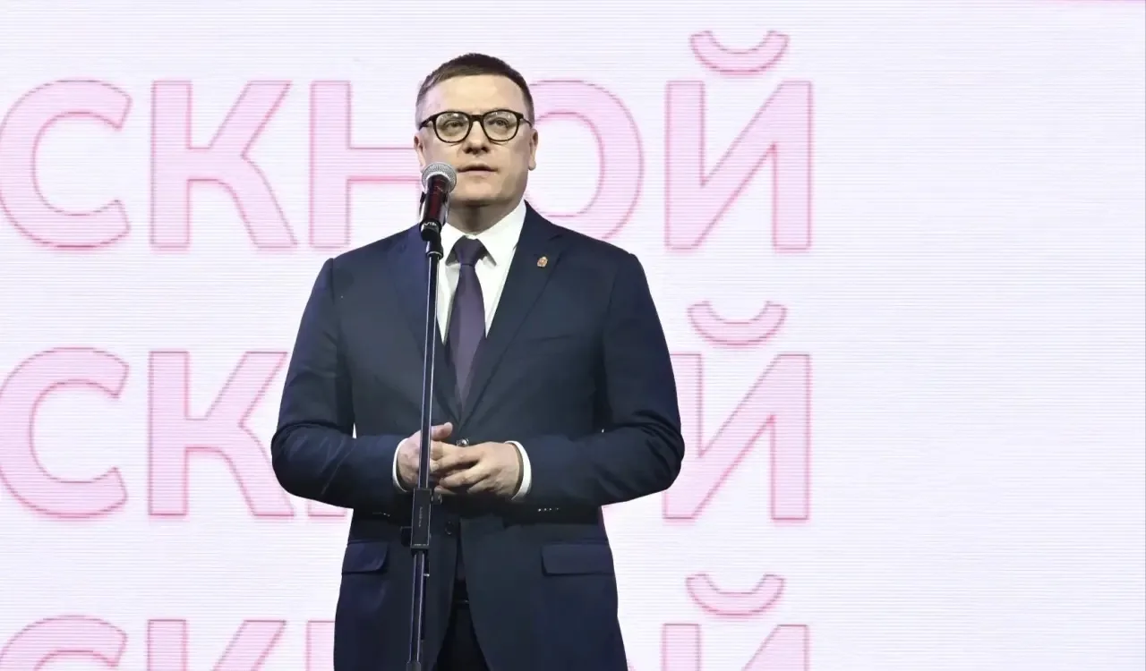Поздравил выпускников ЧелГУ. Впервые вуз провел такой массовый выпускной: на арене «Трактор» собрали
