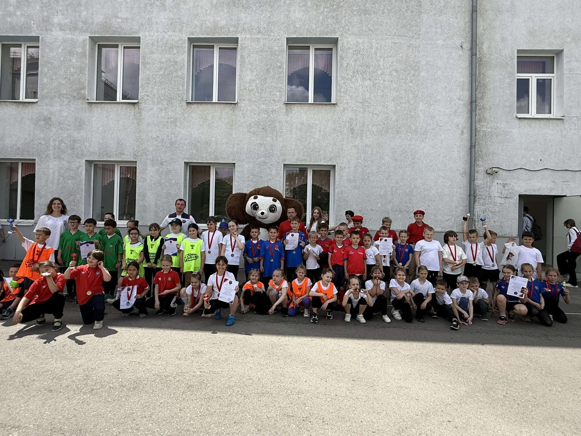 ⚽️ Яркий спортивно‑патриотический день в нашей школе! ⚽️

У нас прошли незабываемые соревнования по 
