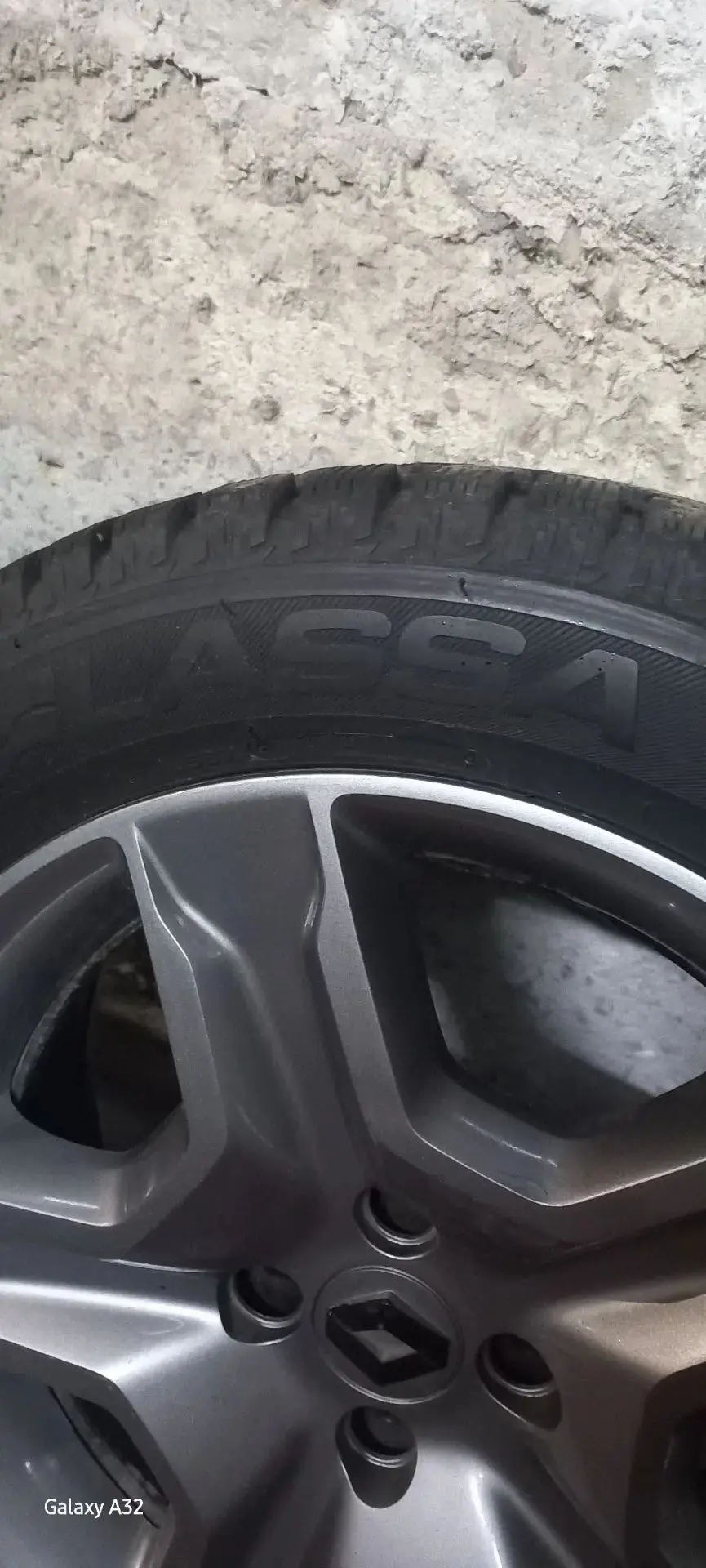 Продам зимнюю резину 205/55R16. Небольшой пробег.10000.т89185709438