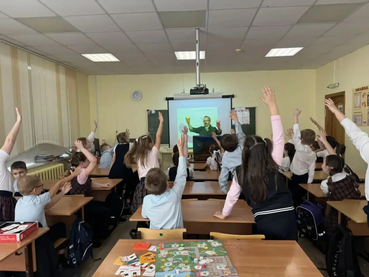 Гимназисты 3 «Б» класса продолжают дружбу с детским книжным клубом «Фан Чемодан» 📚 На этот раз актер