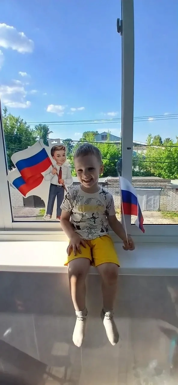 Воспитанник средней группы "Почемучки" принял участие в акции "Флаг России".
