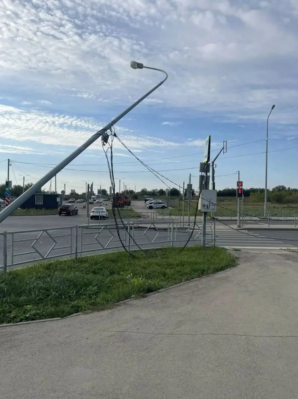 В Южном городе мусоровоз задел провода и снес столб