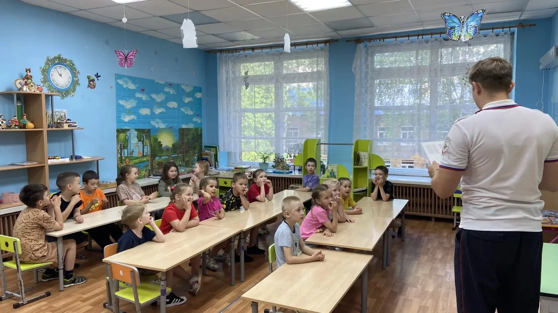 Наш детский сад посетил сотрудник ГИБДД.  Для ребят он провел занятие по правилам дорожного движения