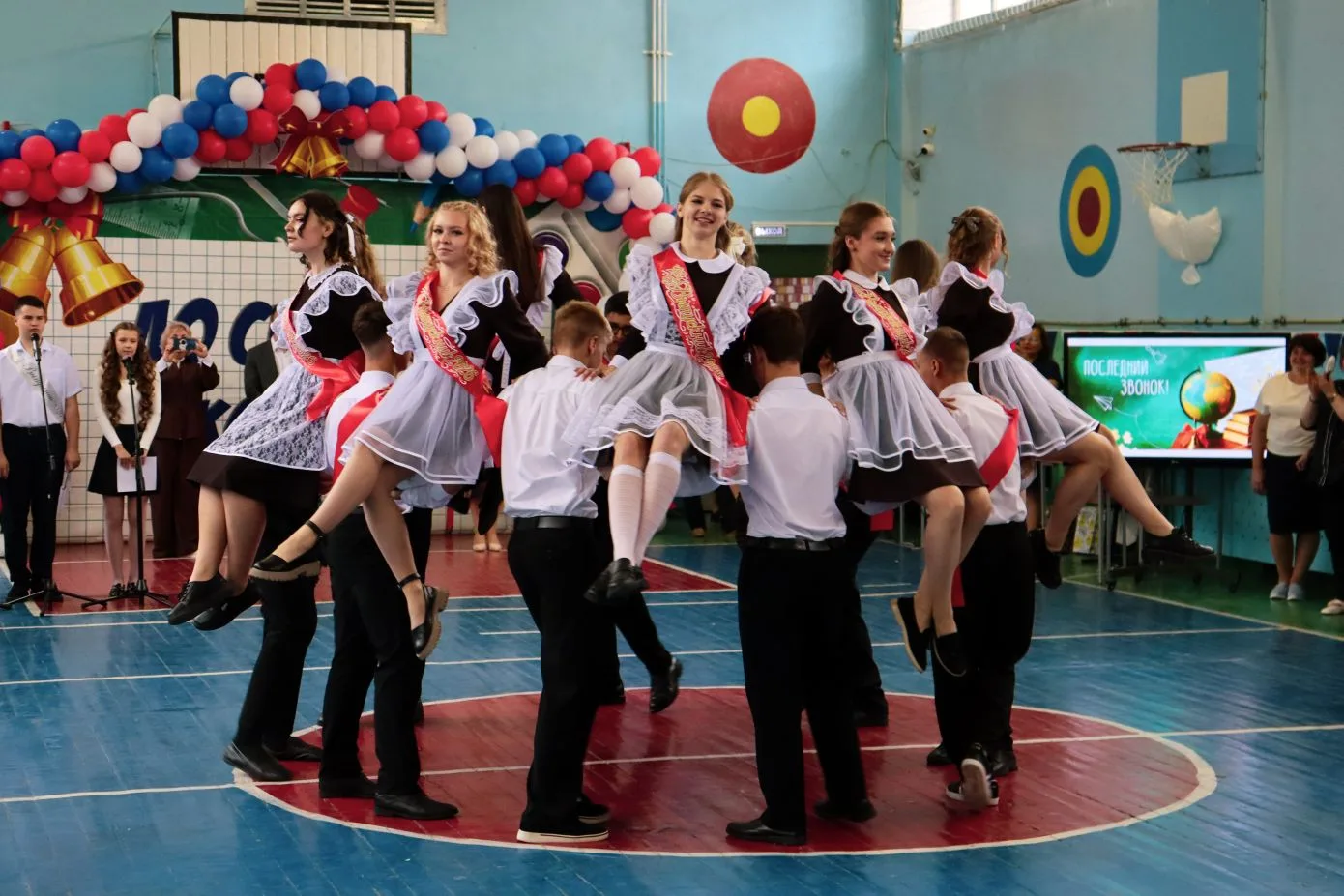 Последний звонок: точка, с которой начинается лето! 🔔☀️  Сегодня в нашей школе прошли торжественные 
