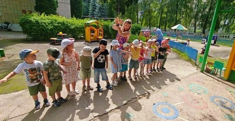 Сегодня дети средней группы устроили настоящую научную лабораторию под открытым небом. Сначала прове