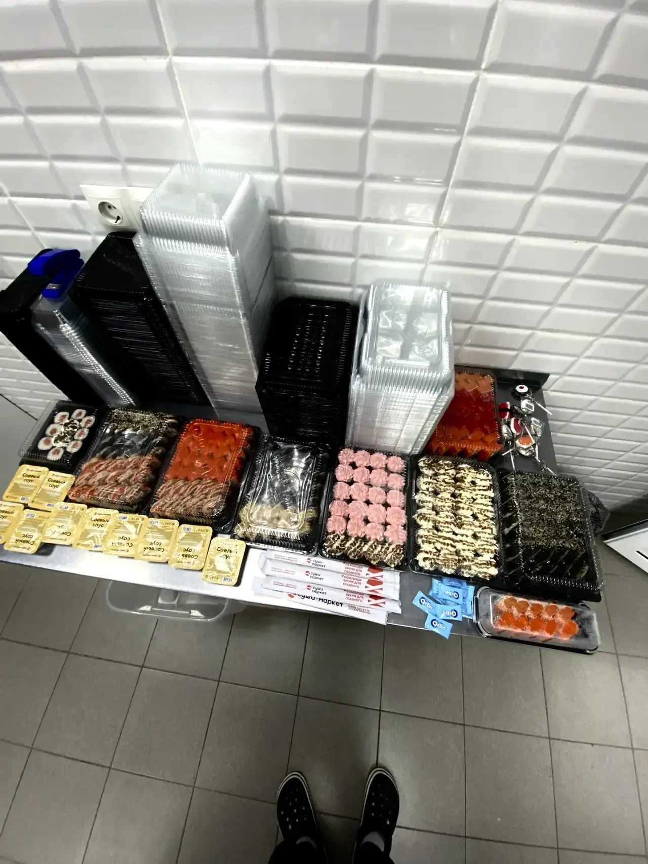 Когда заказ настолько большой, что один стол уже не справляется 😍🍱