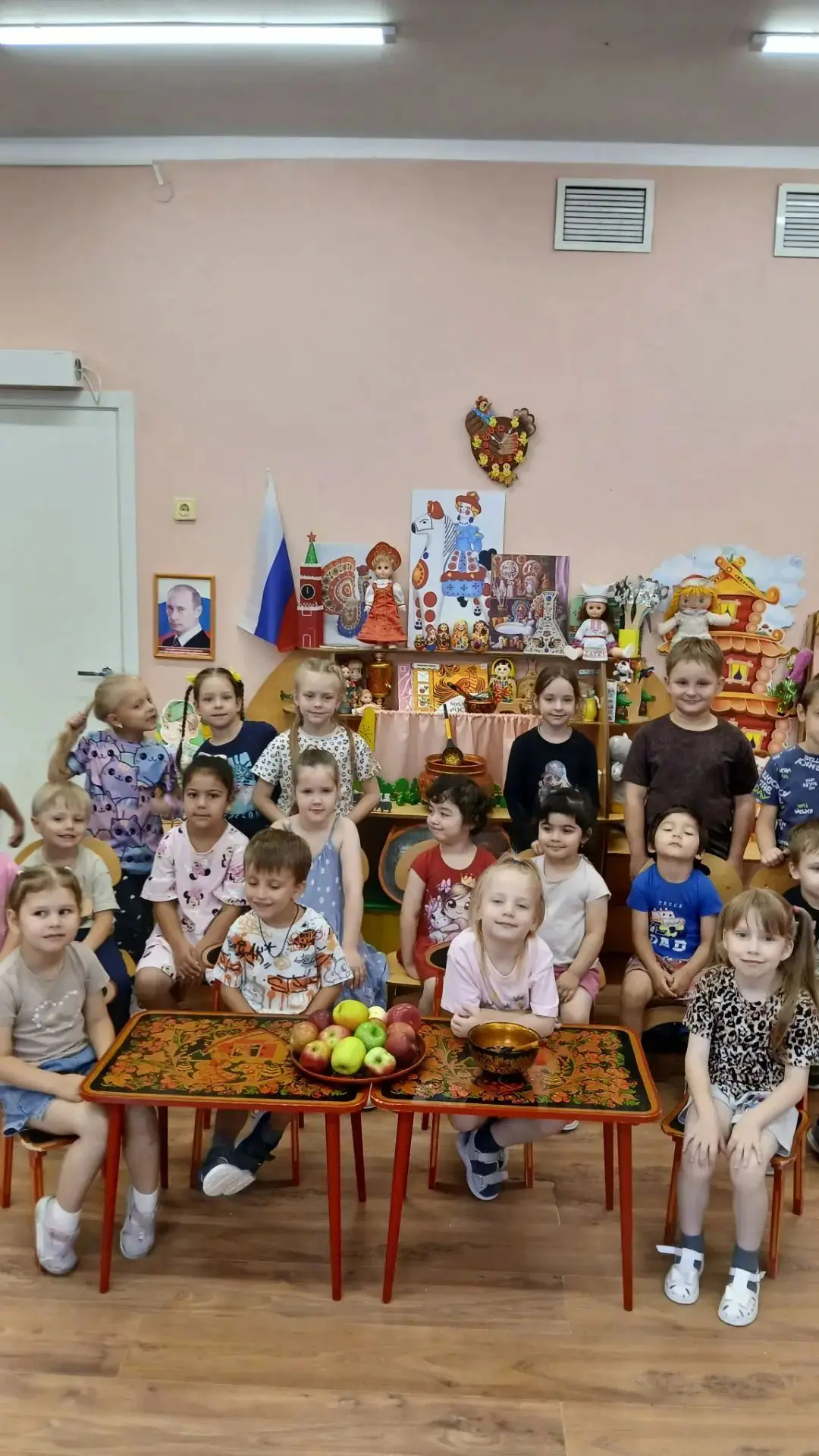 Лето'--щедрая пора.Словно большая корзина с подарками радует всех.