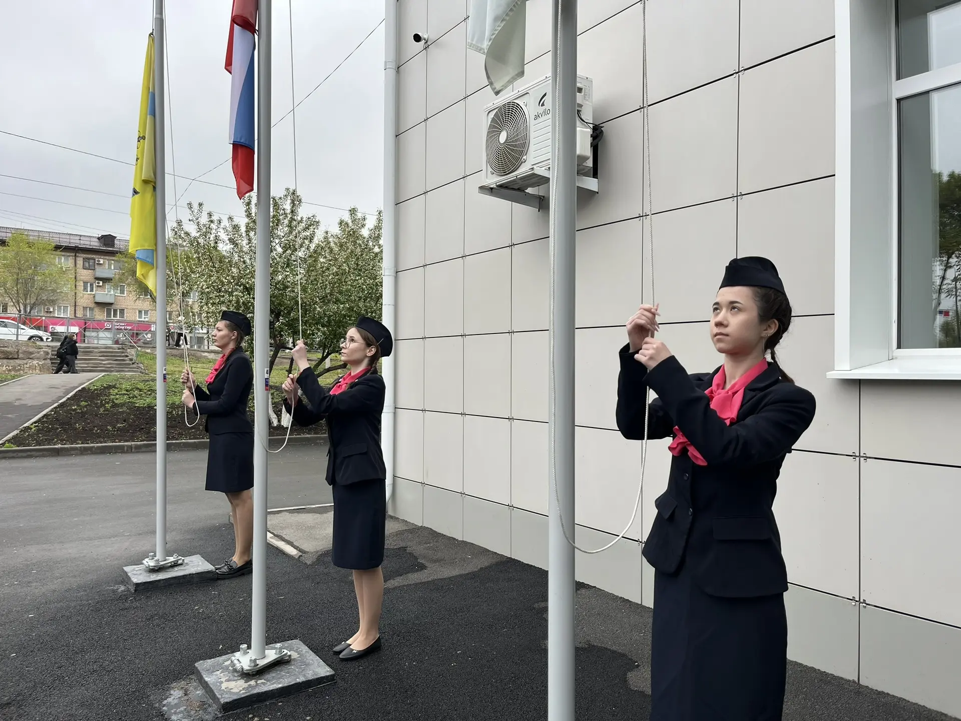 🇷🇺 Новую учебную неделю ОУФТ традиционно начинает с торжественной церемонии выноса флага и исполнени
