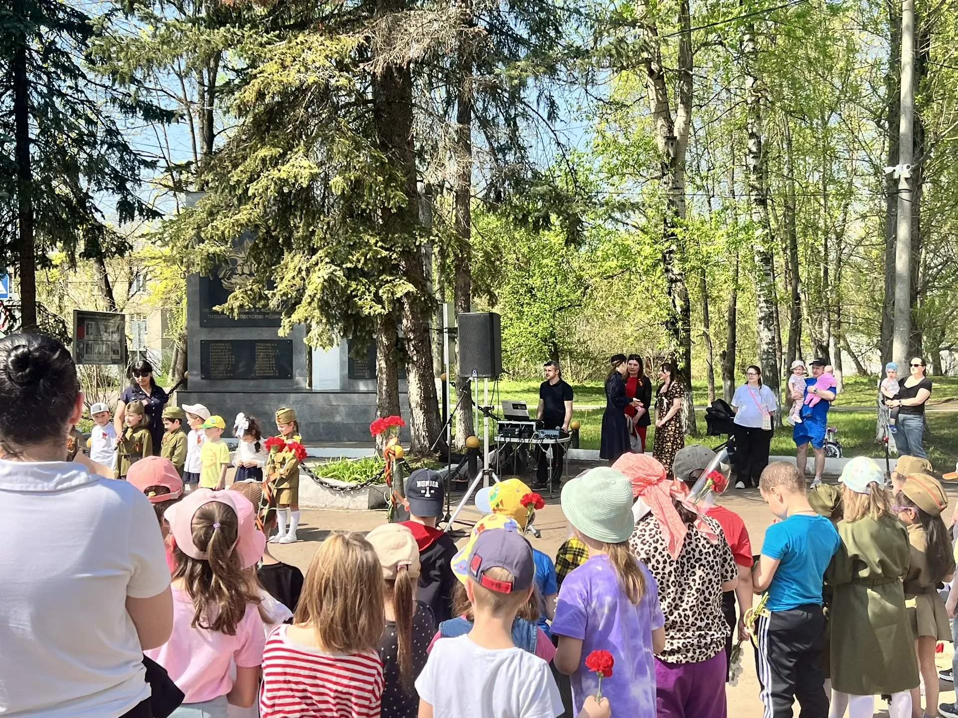 В канун празднования Дня Победы стало доброй традицией ходить к памятнику погибших в годы ВОВ на воз