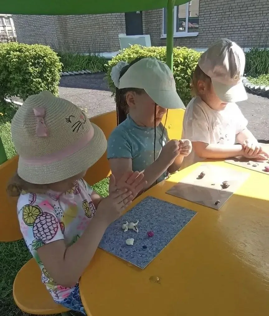 🦋🌺Летом воспитанники Детского сада № 25 много времени проводят на свежем воздухе, игр...