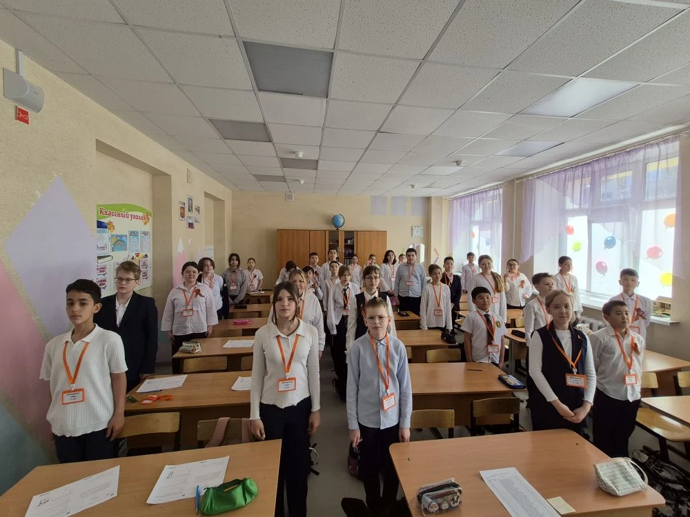 Наши бравые дежурные Пятиклассники отлично справляются с дежурством по гимназии. На посту гимназисты