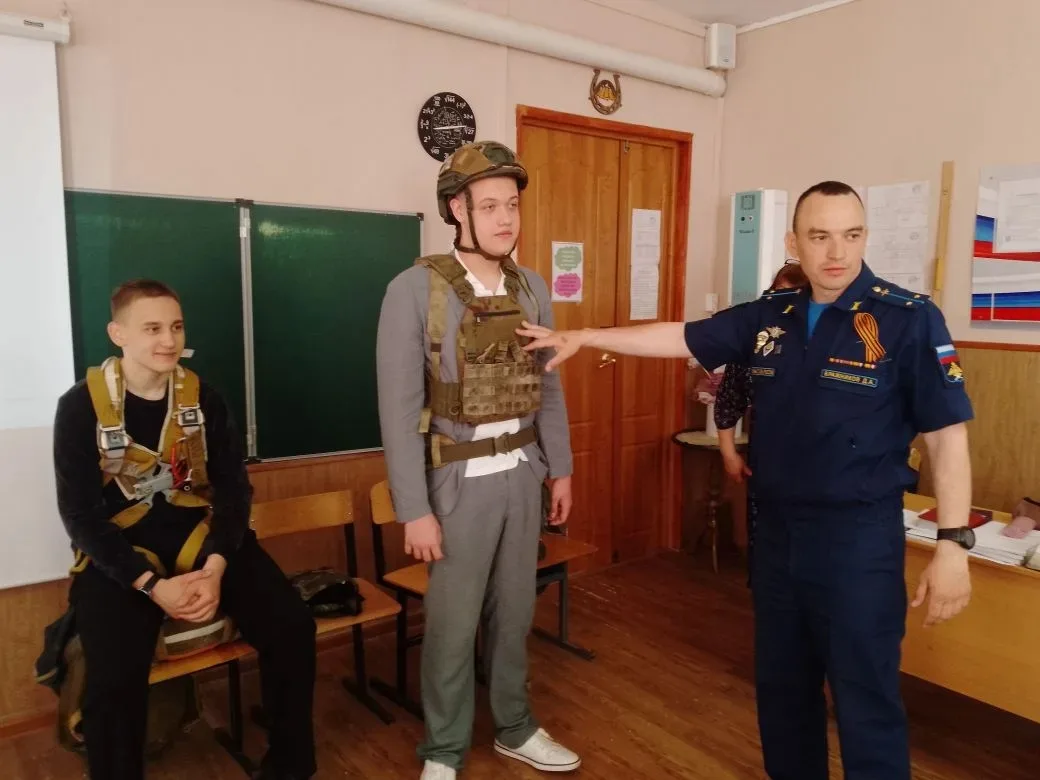 Небо, парашюты и реальная служба 🪂  В канун Дня Победы  у  10-х и 11-х классов прошёл не просто Урок