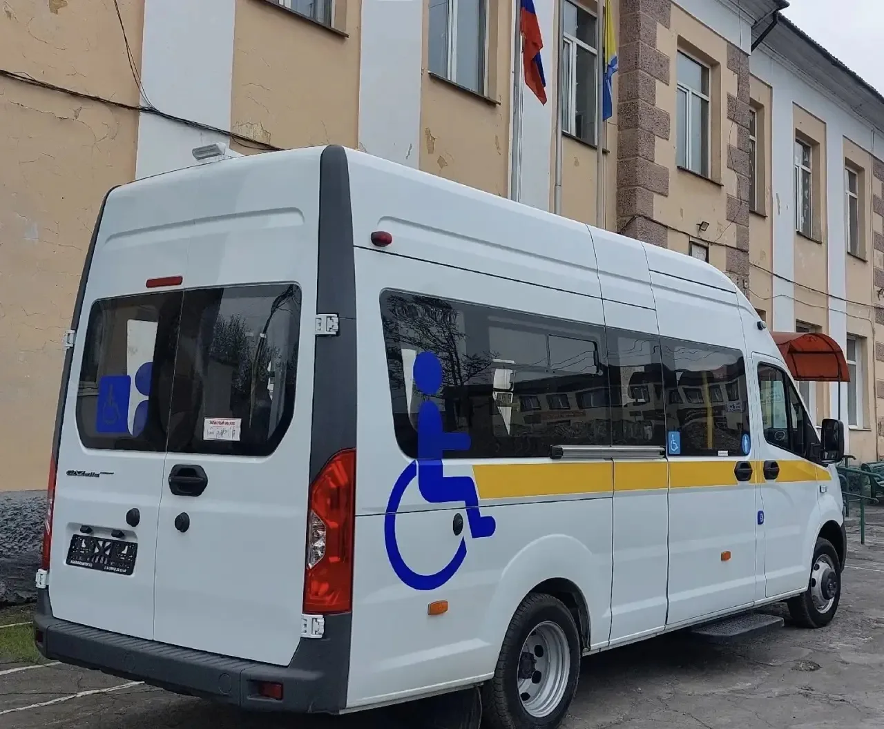 За счет республиканского  бюджета приобретена для ГБОУ РТ «СОШ 10 для детей с ОВЗ» «Газель» с подъем