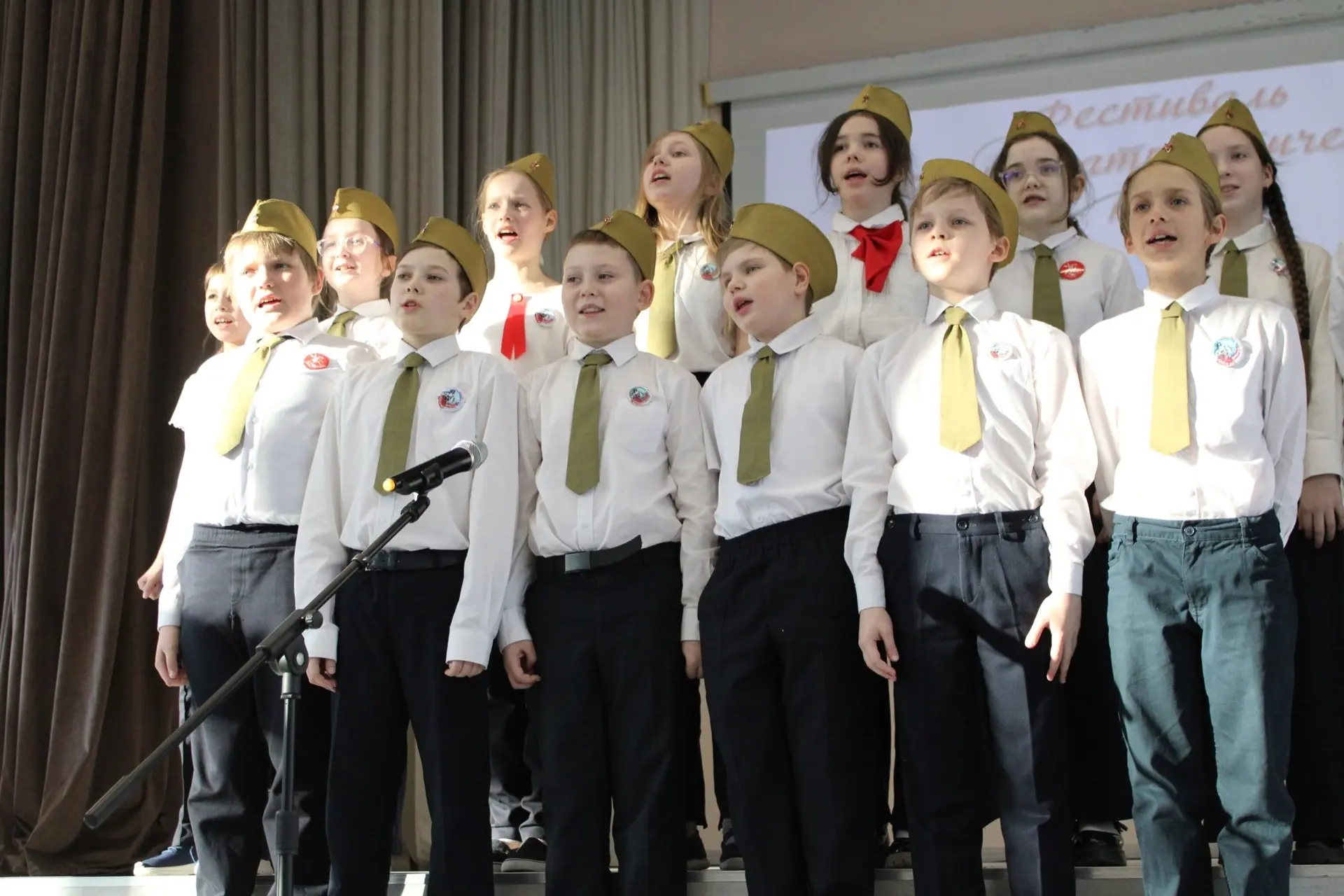 🎤ФЕСТИВАЛЬ ВОЕННОЙ ПЕСНИ🎤 В начальной школе прошёл фестиваль военной песни, посвященный прошедшему Д