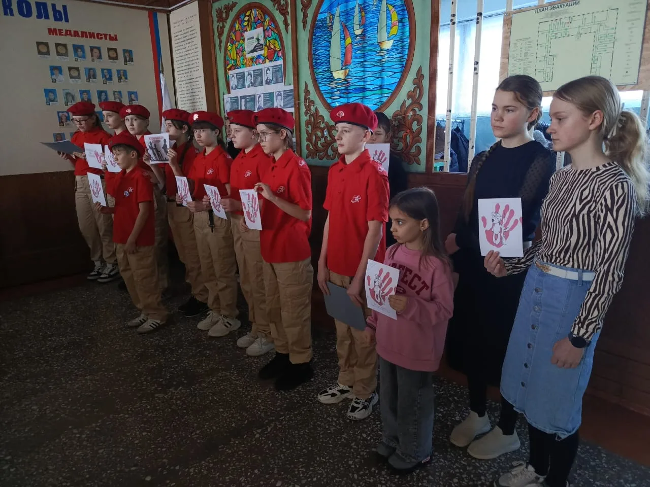 ⚡В нашей школе прошла акция, посвящённая Международному дню Красной Руки. Инициаторами ...