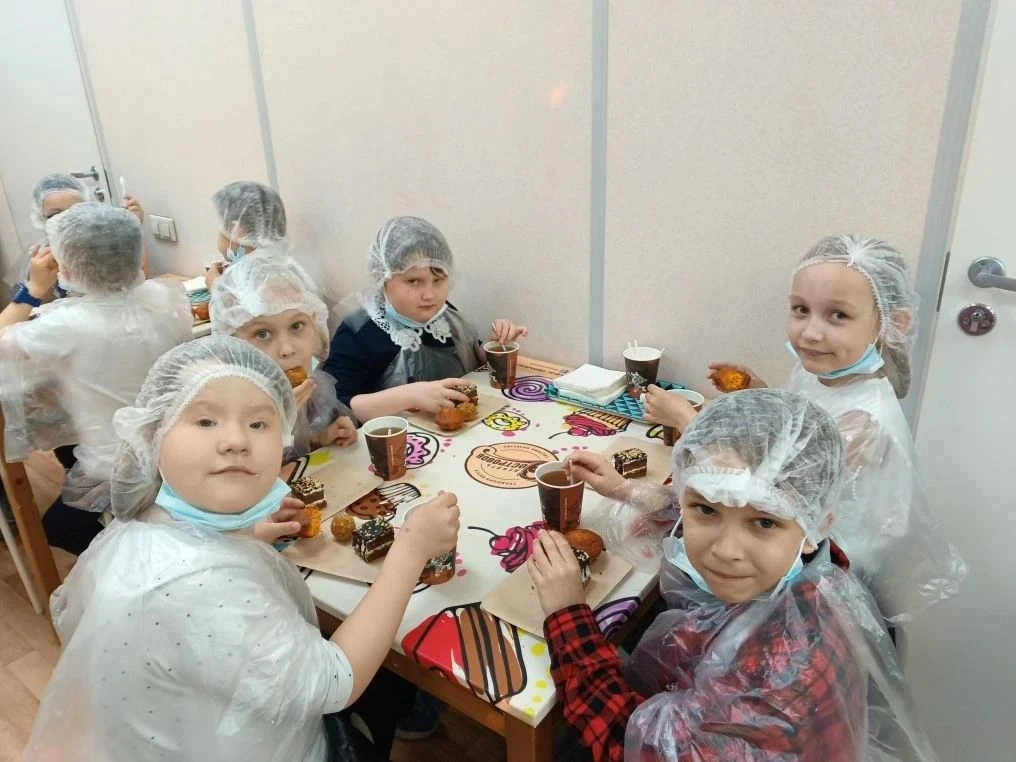 🍰✨ Сладкое приключение первоклассников! ✨🍰    Вчера учащиеся 1 «Г» класса отправились в настоящее сл