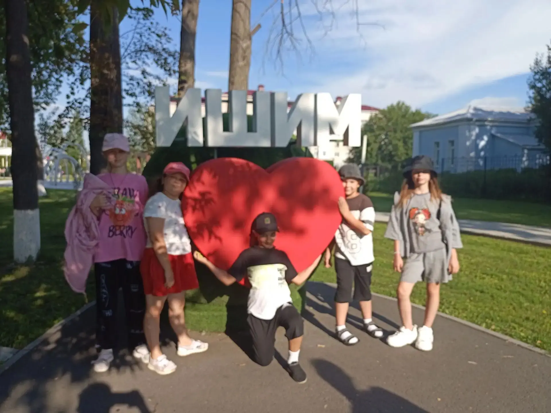 Яркий «Праздник лета» в Молодежном сквере! ☀️

Сегодня, 22 июля, ребята из нашего лагеря отправились