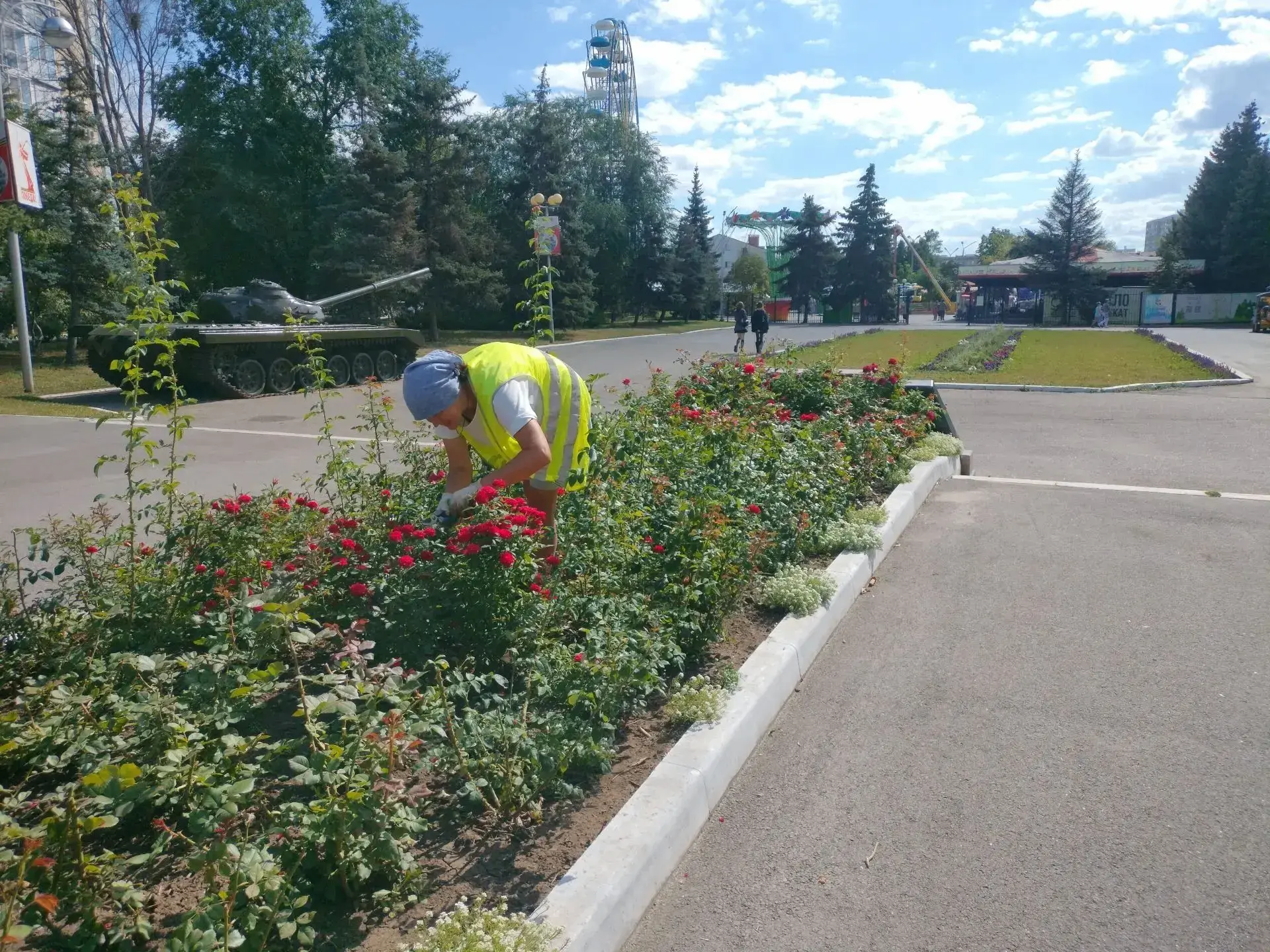 🧹Сотрудниками учреждения продолжаются работы по благоустройству общественных пространс...