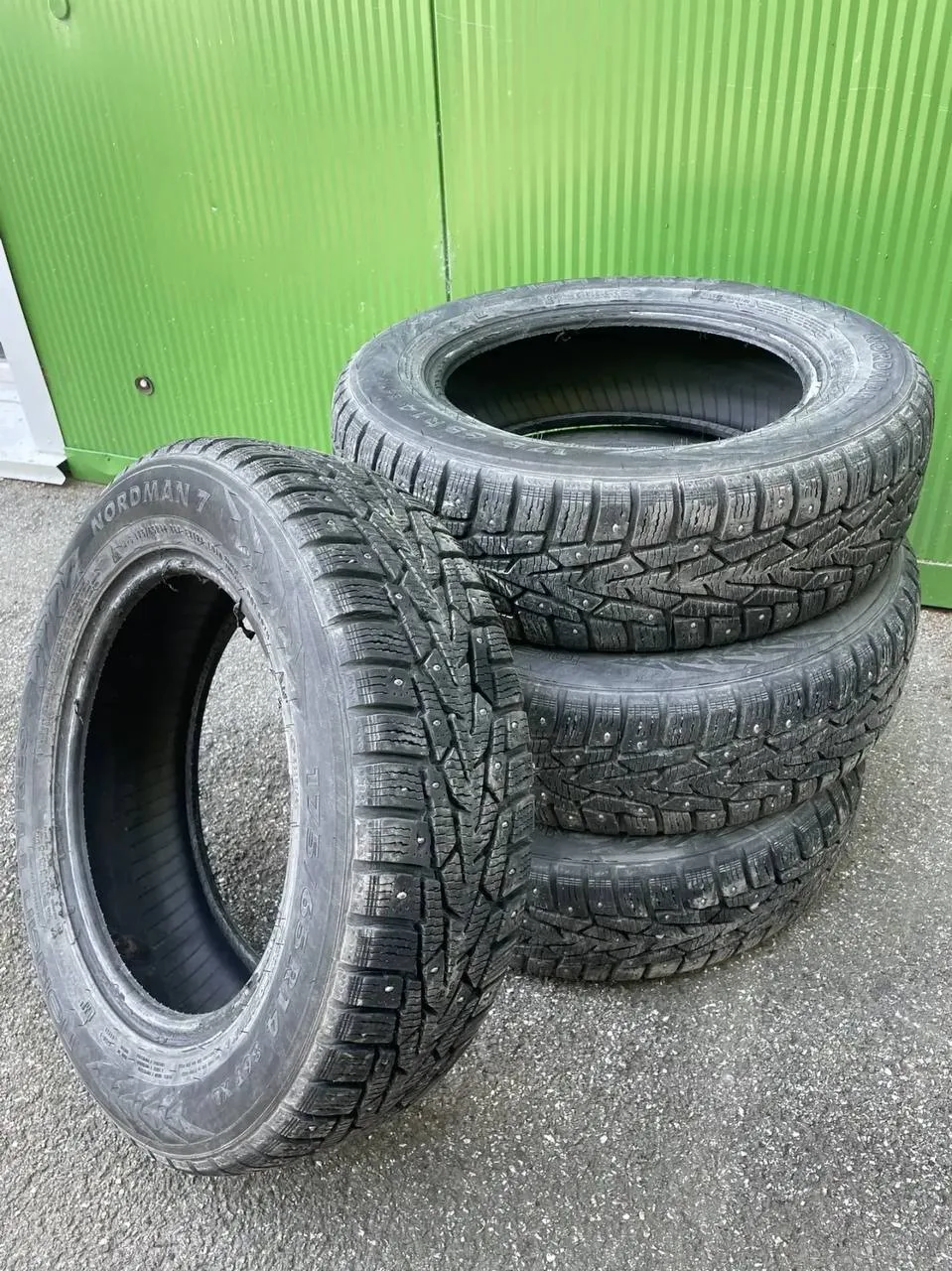 Продаю покрышки зимние шипованные 175/65 14 размер.
