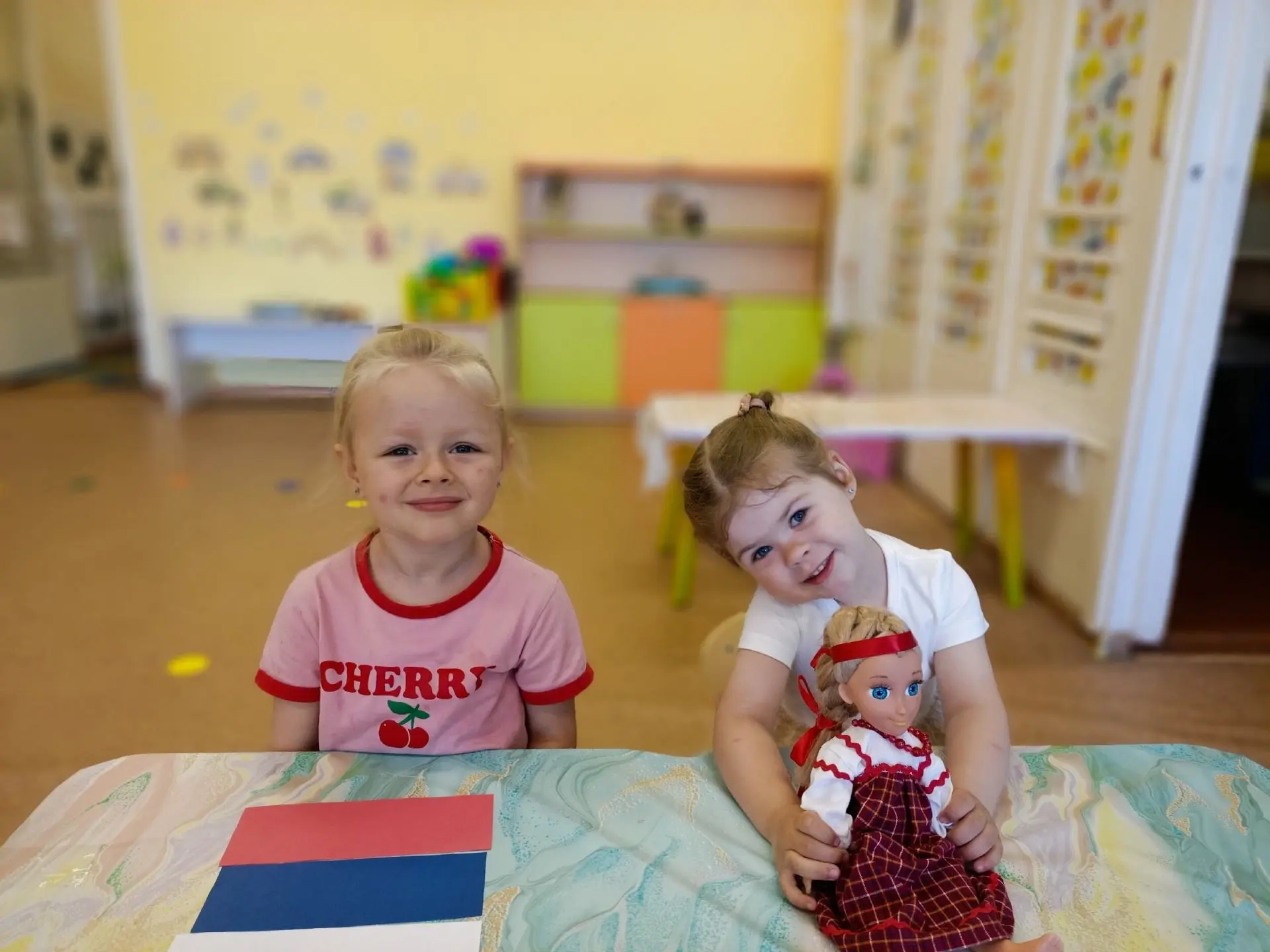 В преддверии праздника День России, ребята группы «Дружные китята» познакомились с официальными (фла