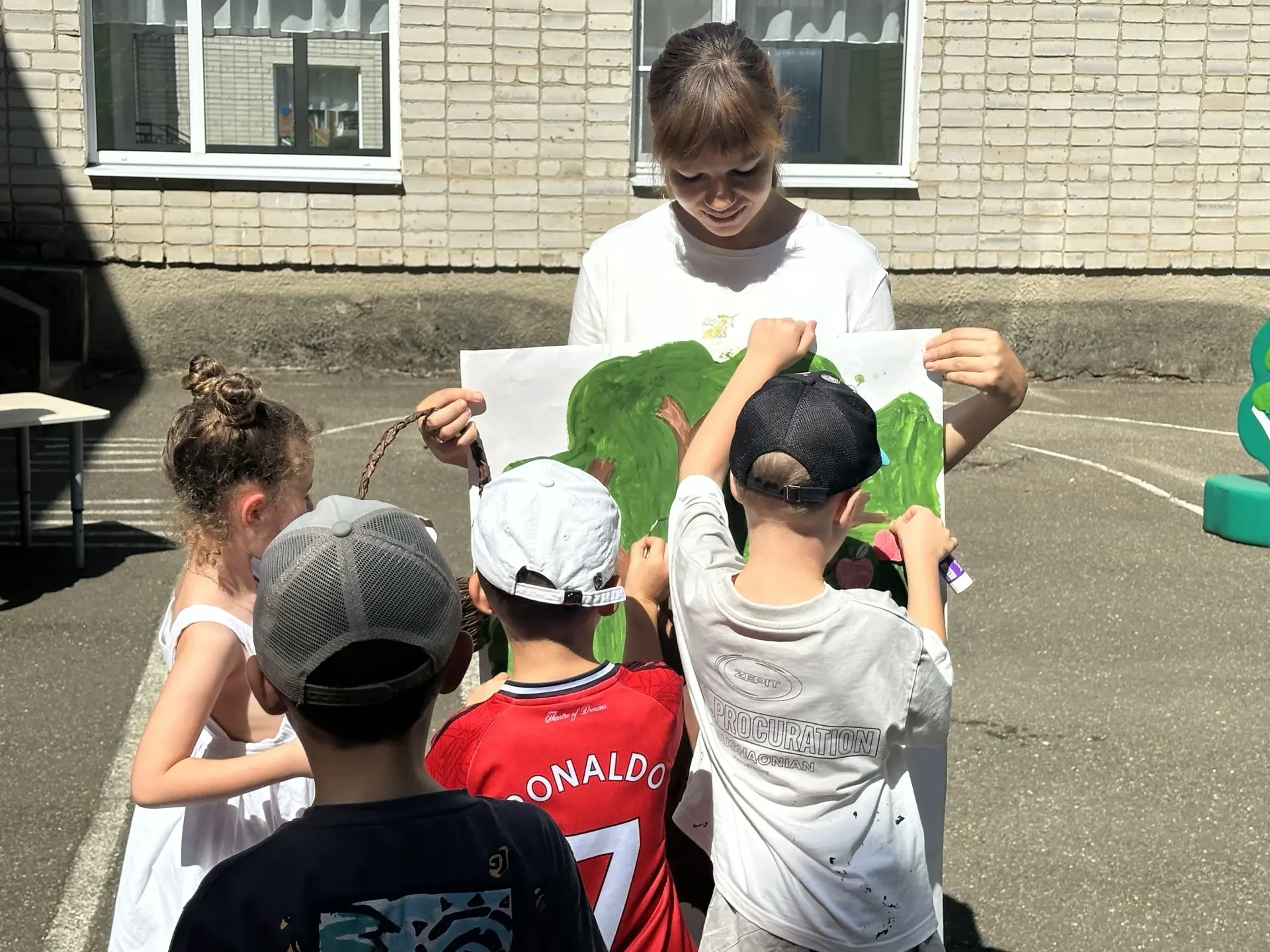 Сегодня наш детский сад наполнился ароматами яблок, мёда и тёплого лета! Мы с ребятами ...