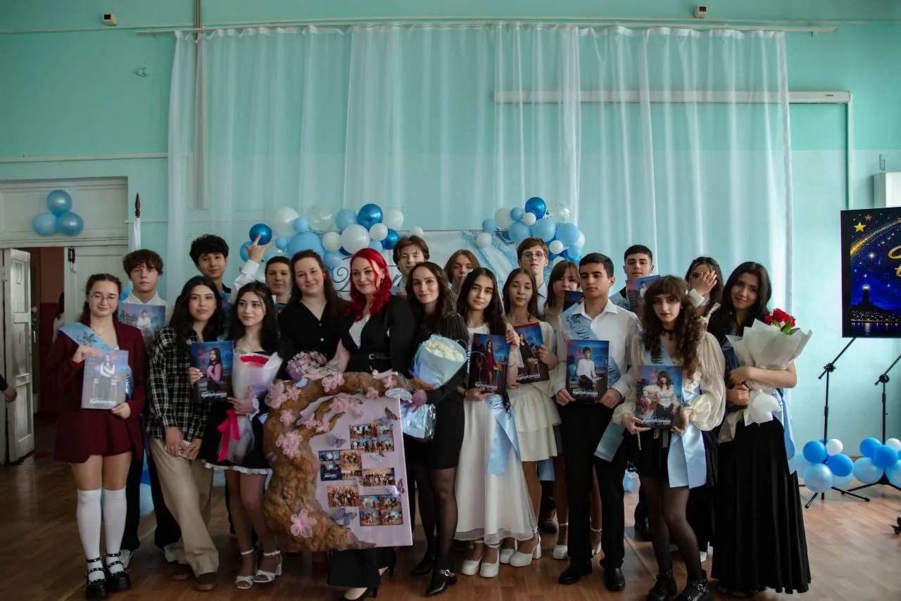 ⭐ Звёздный выпуск - 2026⭐

Вот и прозвучал последний звонок для 9-х классов — 2026. Позади девять ле