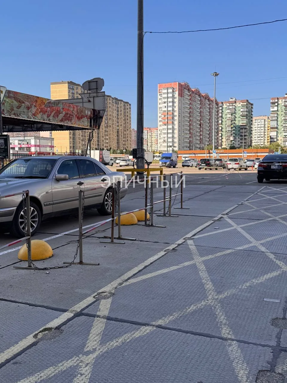 Парковку перед Гипером опять заняли карусели.
