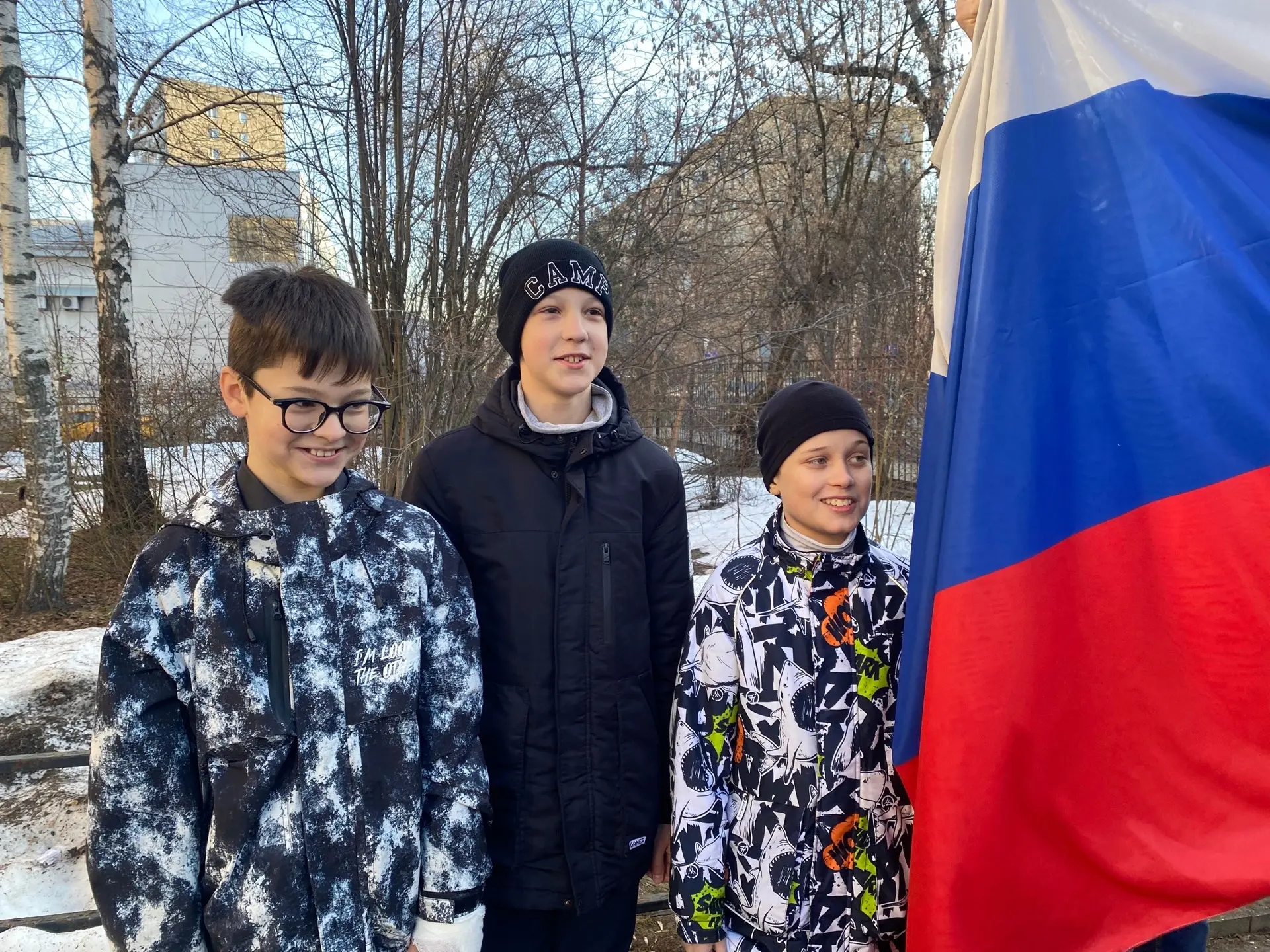 🇷🇺Утро понедельника в нашей школе начинается с традиций — торжественной линейки, церемонии поднятия 