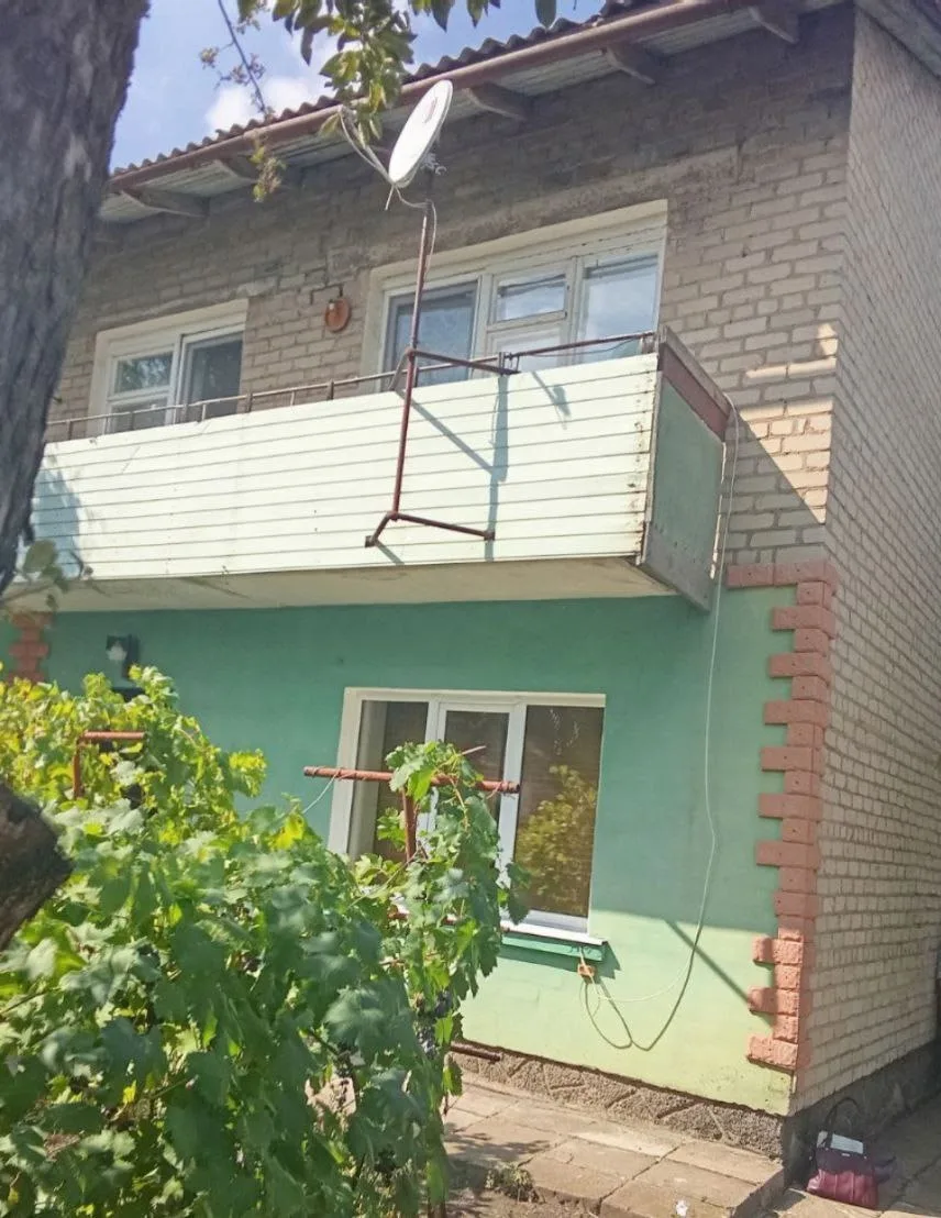 Продаётся газифицированный двухэтажный коттедж (по статусу - квартира, дом на 2 квартиры).