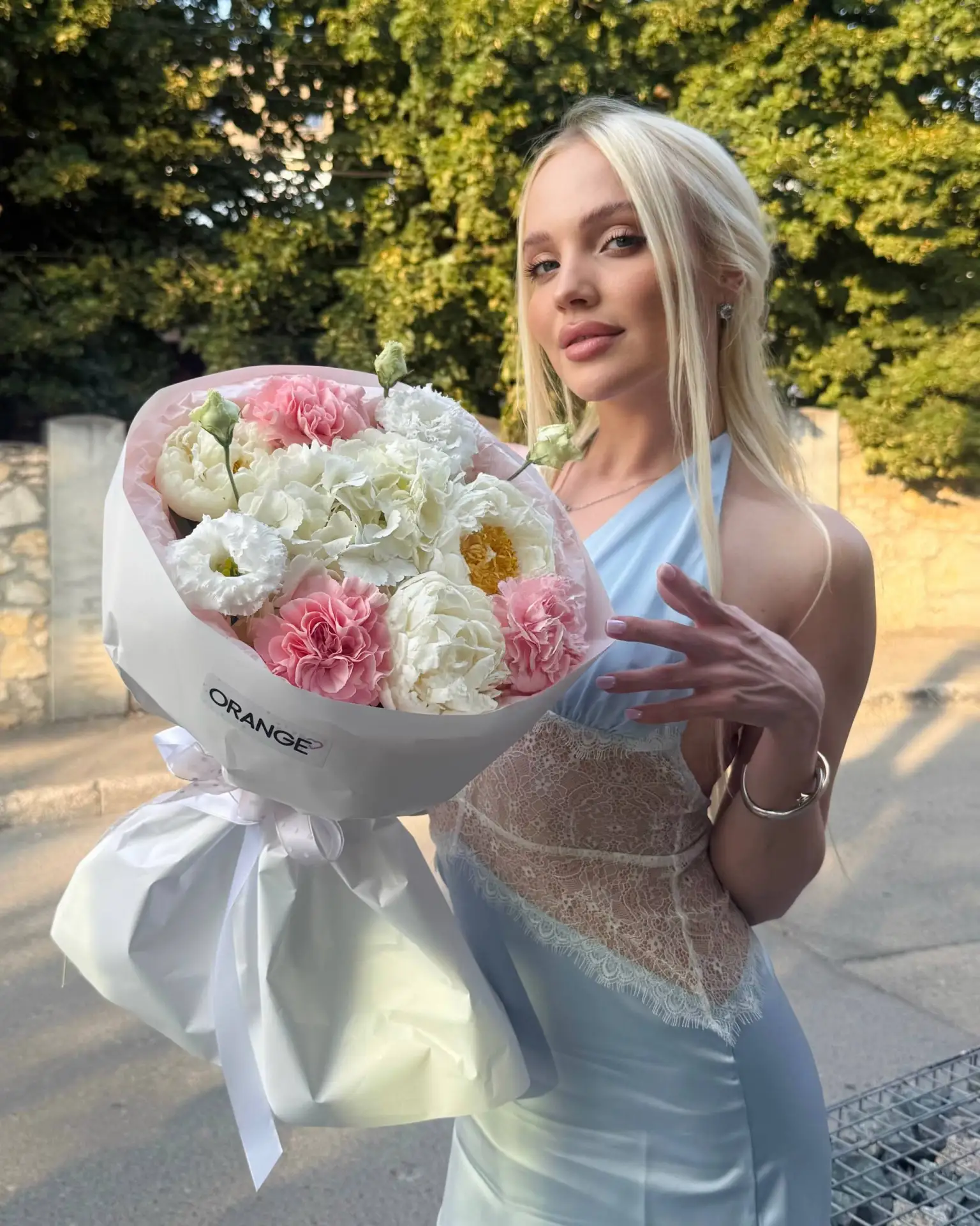 Сезон уходит. Последние букеты с пионами. Попробуйте купить.
